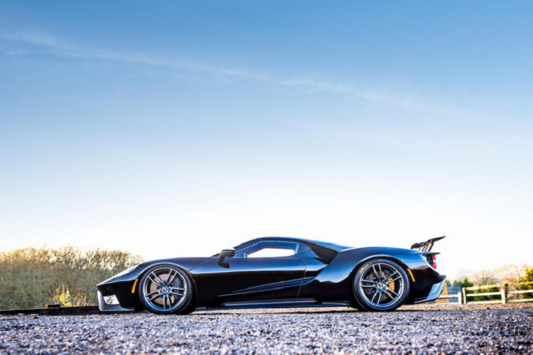 Sức mạnh này được truyền đến bánh sau thông qua hộp số ly hợp kép Getrag 7 cấp. Ford GT có khả năng tăng tốc 0-100 km/h trong 2,8 giây và đạt vận tốc tối đa 340 km/h. Ford cung cấp cho GT đến 5 chế độ lái khác nhau, gồm: Normal, Wet, Sport, Track và Vmax.