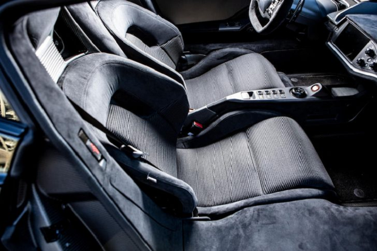 Chiếc Ford GT thương mại được Ford phát triển song song và cùng sở hữu nhiều công nghệ đến từ xe đua GT LM GTE, vì thế, nó không chỉ sở hữu thân hình đẹp mắt, những chi tiết khí động học mà còn sở hữu khả năng vận hành, hệ thống treo cùng những cải tiến đến từ xe đua.