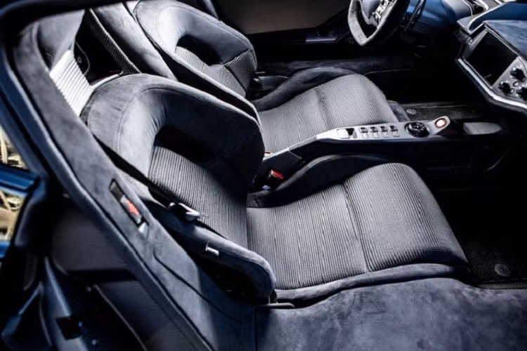 Chiếc Ford GT thương mại được Ford phát triển song song và cùng sở hữu nhiều công nghệ đến từ xe đua GT LM GTE, vì thế, nó không chỉ sở hữu thân hình đẹp mắt, những chi tiết khí động học mà còn sở hữu khả năng vận hành, hệ thống treo cùng những cải tiến đến từ xe đua.