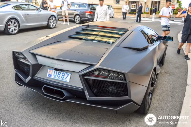 Chưa dừng lại ở đó, DarwinPro chú trọng đến những chi tiết nhằm mang đến vẻ ngoài giống với phiên bản Reventón nhất có thể, vè trước và sau của xe được thay mới hoàn toàn, đồng thời là phần hốc gió ngang thân xe cũng được trang bị hốc gió của Reventón làm từ sợi carbon. Đuôi xe cũng nhận được những sự thay đổi lớn, cản sau, đèn hậu và bộ khuếch tán gió carbon là các chi tiết mang đến sự khác biệt rõ rệt.