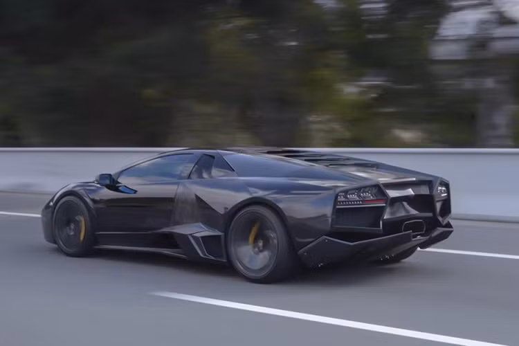 Cuối cùng, phần nắp động cơ trên Murcielago được gỡ bỏ và thay mới bằng chi tiết làm từ sợi carbon, nắp động cơ bằng kính trong suốt giúp ta có cái nhìn rõ hơn về khối động cơ “khủng” trên Lamborghini Murcielago LP640-4. Ngoài những chi tiết nói trên, chủ nhân xe cũng có thể tìm kiếm thêm bộ mâm với thiết kế hầm hố của Reventón để kết hợp với bộ bodykit bằng sợi carbon đến từ thương hiệu DarwinPro.