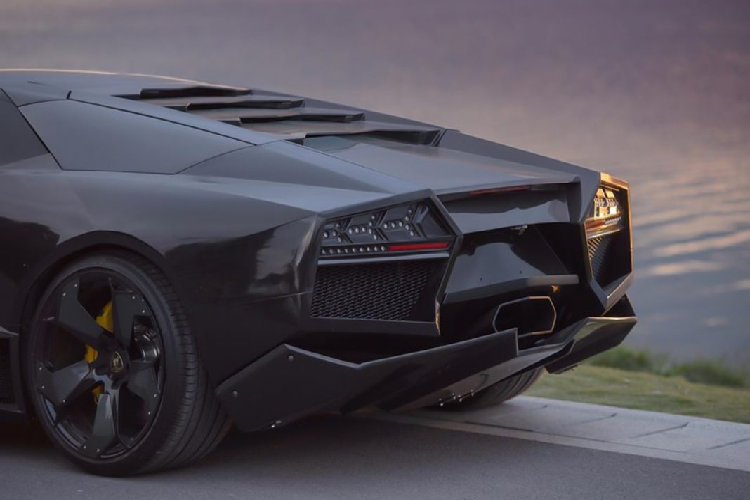 Mới đây nhất, DarwinPro đã giới thiệu đến khách hàng bộ bodykit dành riêng cho Murcielago LP640-4 để “hô biến” ngoại thất của xe giống với phiên bản hàng hiếm Lamborghini Reventón.