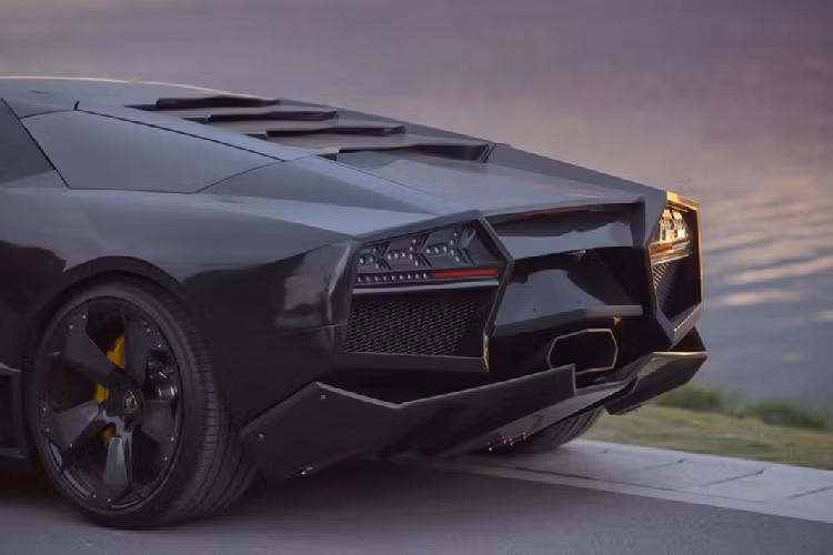 Mới đây nhất, DarwinPro đã giới thiệu đến khách hàng bộ bodykit dành riêng cho Murcielago LP640-4 để “hô biến” ngoại thất của xe giống với phiên bản hàng hiếm Lamborghini Reventón.