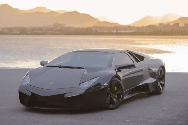 Bên cạnh hai phiên bản Murcielago tiêu chuẩn và bản LP640-4, Lamborghini còn phát triển những biến thể mạnh mẽ và sản xuất giới hạn, đó chính là chiếc Lamborghini Murcielago SV và Reventón.