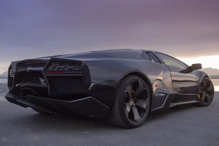 Lamborghini Reventón là chiếc siêu xe sản xuất giới hạn được ra mắt vào năm 2007, với số lượng chỉ 20 xe, đi kèm với giá bán 1,5 triệu Đô-la, Reventón là niềm mơ ước của không ít những tín đồ mê xe trên thế giới.