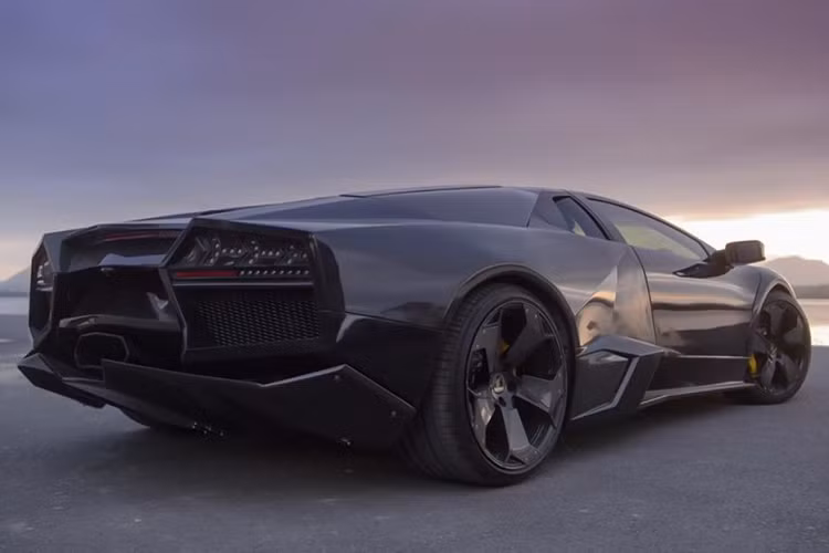 Lamborghini Reventón là chiếc siêu xe sản xuất giới hạn được ra mắt vào năm 2007, với số lượng chỉ 20 xe, đi kèm với giá bán 1,5 triệu Đô-la, Reventón là niềm mơ ước của không ít những tín đồ mê xe trên thế giới.