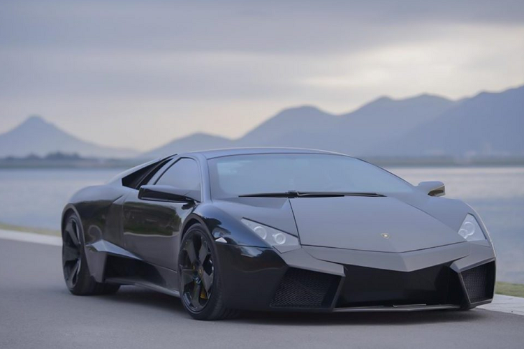 Tại thời điểm ra mắt, hãng xe Ý thậm chí còn đưa ra ẩn ý về việc chỉ sản xuất dưới 20 chiếc Reventón Roadster, điều này khiến cho việc sở hữu một chiếc Reventón hay Reventón Roadster càng thêm khó khăn. Việc nâng cấp ngoại thất bằng các bộ bodykit giúp cho chủ nhân xe có thể phần nào thỏa mãn được niềm mơ ước sở hữu một trong hai “siêu phẩm” nói trên.