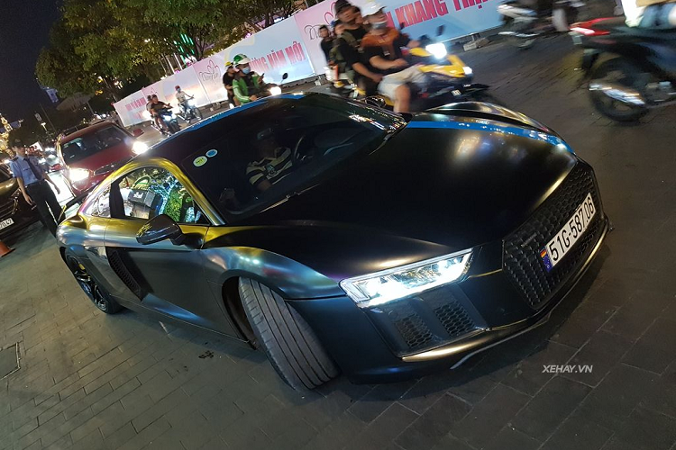  Siêu xe Audi R8 2016 được giới thiệu tại Geneva Motor Show 2015 với hai phiên bản bao gồm R8 V10 mạnh 533 mã lực và R8 V10 Plus mạnh 602 mã lực, cả hai đều sử dụng động cơ V10 5,4 lít.