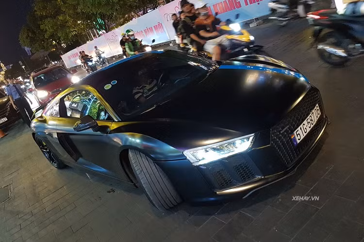  Siêu xe Audi R8 2016 được giới thiệu tại Geneva Motor Show 2015 với hai phiên bản bao gồm R8 V10 mạnh 533 mã lực và R8 V10 Plus mạnh 602 mã lực, cả hai đều sử dụng động cơ V10 5,4 lít.