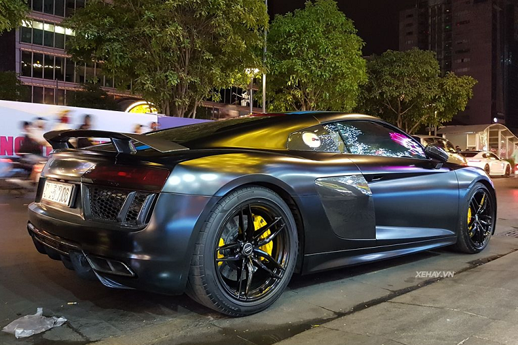 Ngoài ra, tất cả R8 thế hệ thứ hai đều có thiết kế mạnh mẽ và góc cạnh hơn so với đời cũ, đặc biệt, các cản trước tích cực hơn, những hốc gió được khoét sâu hơn, cặp ống xả hình thang thể thao thay vì hình tròn trước đây. Bộ mâm 5 chấu kép 19 inch là tính năng được dành riêng cho R8 mới. 