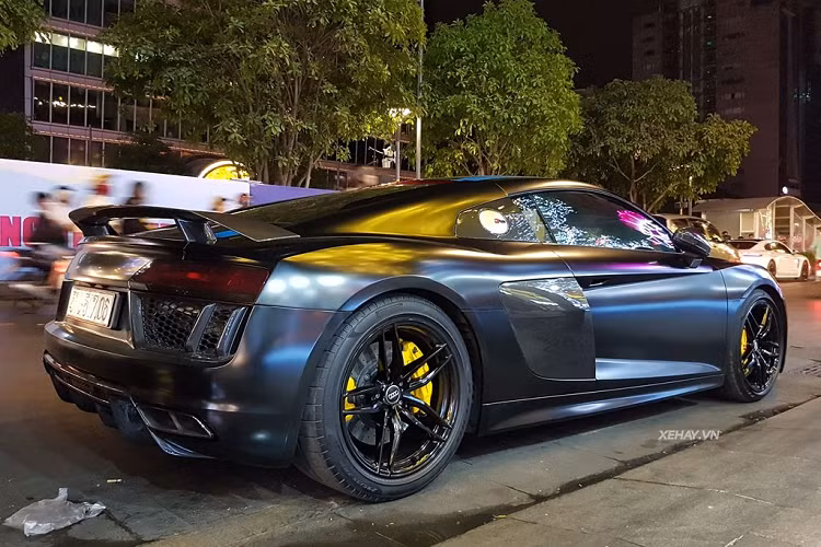 Ngoài ra, tất cả R8 thế hệ thứ hai đều có thiết kế mạnh mẽ và góc cạnh hơn so với đời cũ, đặc biệt, các cản trước tích cực hơn, những hốc gió được khoét sâu hơn, cặp ống xả hình thang thể thao thay vì hình tròn trước đây. Bộ mâm 5 chấu kép 19 inch là tính năng được dành riêng cho R8 mới. 