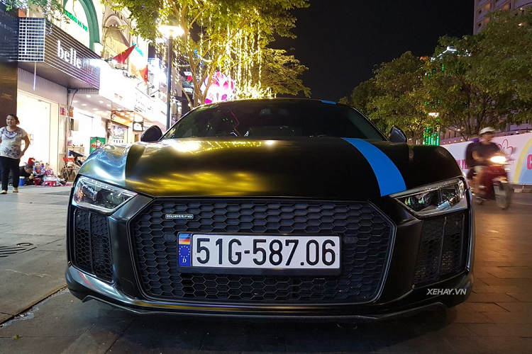  Siêu xe Audi R8 V10 Plus có trọng lượng không tải 1.630kg, điểm dễ phân biệt nhất của phiên bản Plus là cánh gió carbon phía đuôi xe cùng ốp gương ngoại thất carbon. 