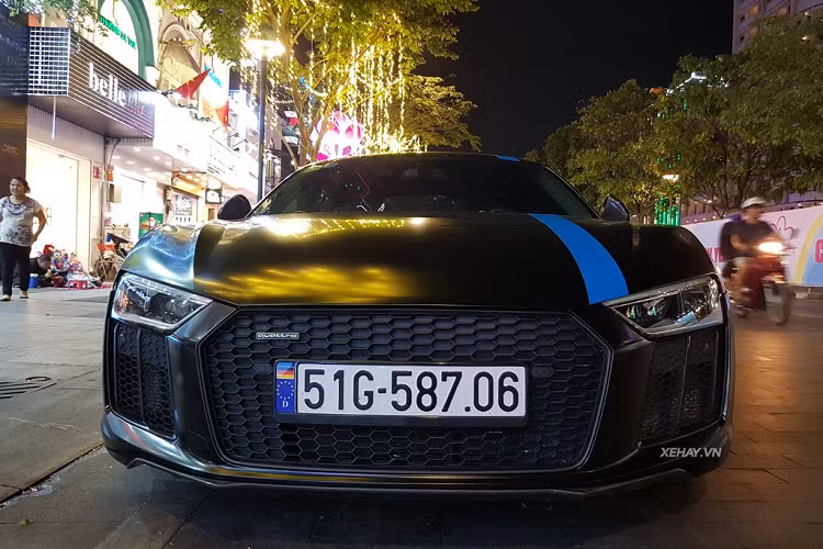  Siêu xe Audi R8 V10 Plus có trọng lượng không tải 1.630kg, điểm dễ phân biệt nhất của phiên bản Plus là cánh gió carbon phía đuôi xe cùng ốp gương ngoại thất carbon. 