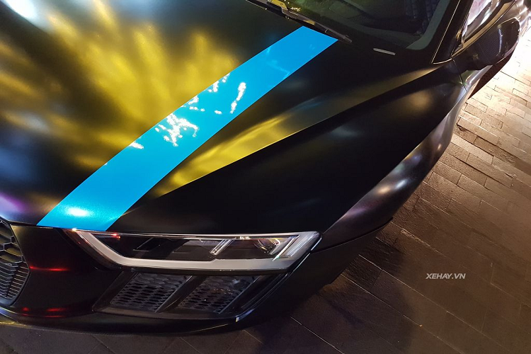 Giống như các mẫu xe hiện đại khác của Audi, Audi R8 V10 Plus 2016 cũng sở hữu tấm lưới tản nhiệt dạng kim cương cỡ lớn, đây là ngôn ngữ thiết kế hoàn toàn mới của thương hiệu Đức. 