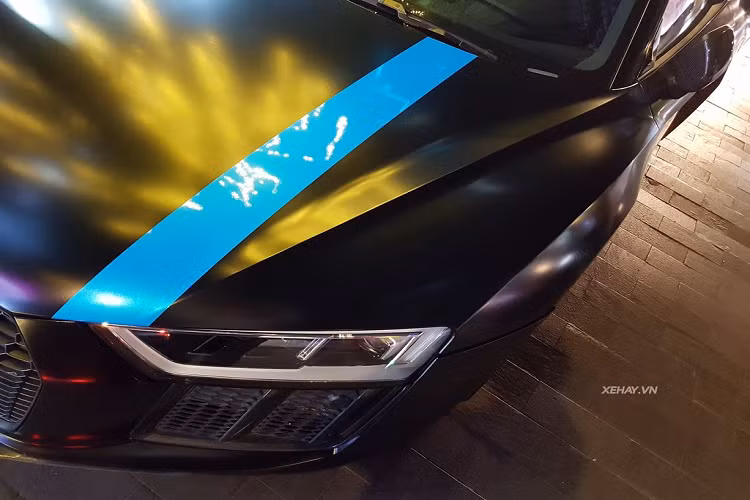 Giống như các mẫu xe hiện đại khác của Audi, Audi R8 V10 Plus 2016 cũng sở hữu tấm lưới tản nhiệt dạng kim cương cỡ lớn, đây là ngôn ngữ thiết kế hoàn toàn mới của thương hiệu Đức. 