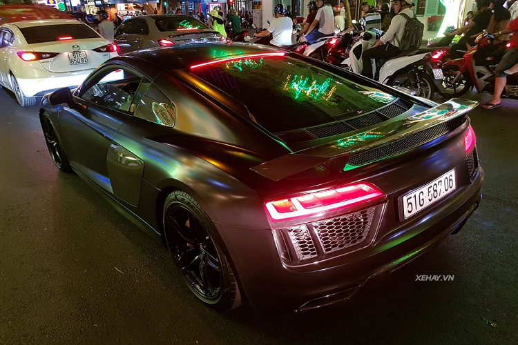 Một yếu tốt đáng chú ý nữa ở đầu xe là các đèn pha sắc nét hơn tích hợp công nghệ chiếu sáng Laser lần đầu tiên được áp dụng trên Audi R8, giúp tiết kiệm năng lượng cũng như tăng hiệu suất vận hành. Hiện đại gia siêu xe Cường Đô La đã bán chiếc Audi R8 V10 Plus này vào năm ngoái. 