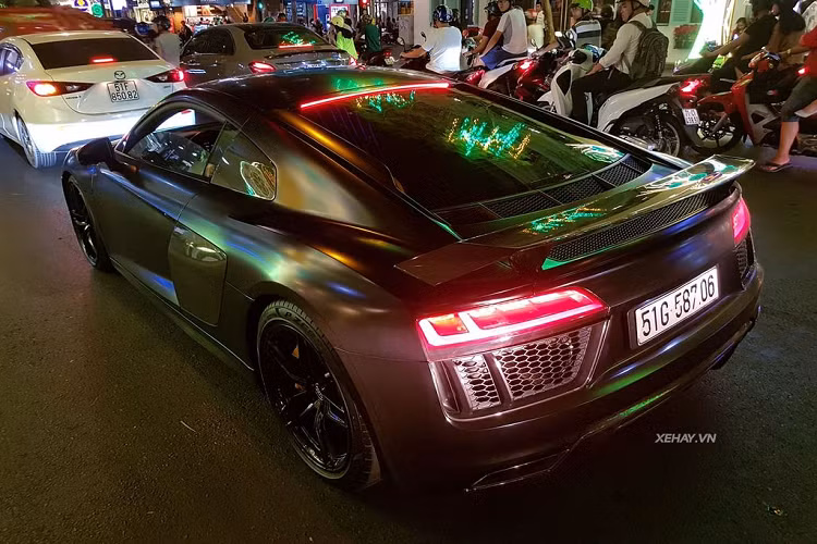 Một yếu tốt đáng chú ý nữa ở đầu xe là các đèn pha sắc nét hơn tích hợp công nghệ chiếu sáng Laser lần đầu tiên được áp dụng trên Audi R8, giúp tiết kiệm năng lượng cũng như tăng hiệu suất vận hành. Hiện đại gia siêu xe Cường Đô La đã bán chiếc Audi R8 V10 Plus này vào năm ngoái. 