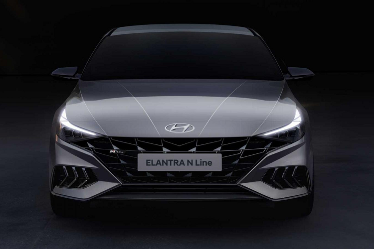 So với Elantra tiêu chuẩn, mẫu xe thể thao Hyundai Elantra N Line 2021 sở hữu nhiều thay đổi trực quan, bắt mắt. Ở phía trước, lưới tản nhiệt có vẻ ngoài hầm hố hơn với thiết kế dạng thác đổ, gắn liền với đèn thanh mảnh. Cản xe cũng được thiết kế lại và tích hợp hốc gió cơ bắp hơn cùng với trang trí có hình dạng như boomerang.