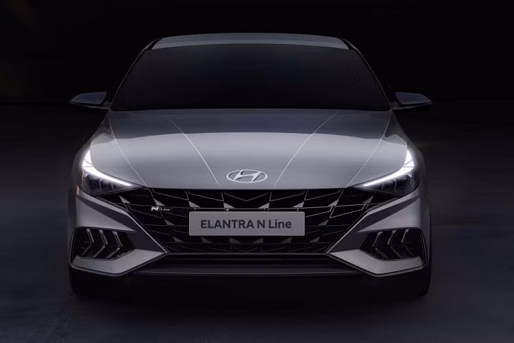 So với Elantra tiêu chuẩn, mẫu xe thể thao Hyundai Elantra N Line 2021 sở hữu nhiều thay đổi trực quan, bắt mắt. Ở phía trước, lưới tản nhiệt có vẻ ngoài hầm hố hơn với thiết kế dạng thác đổ, gắn liền với đèn thanh mảnh. Cản xe cũng được thiết kế lại và tích hợp hốc gió cơ bắp hơn cùng với trang trí có hình dạng như boomerang.