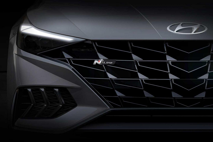 Thông tin về hệ thống truyền động của Hyundai Elantra N Line 2021 vẫn còn là bí mật. Xe có thể trang bị động cơ xăng tăng áp 1,6 lít mượn từ Elantra GT N Line. Trong mẫu hatchback 5 cửa, động cơ xe có công suất 201 mã lực và mô-men xoắn 264Nm. Hộp số tự động và số sàn 6 cấp của Elantra GT dự kiến cũng sẽ được tích hợp vào chiếc N Line.