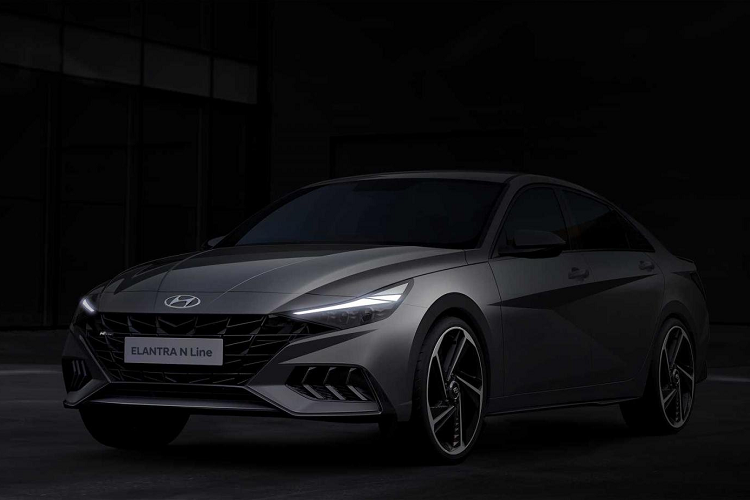 Tiến về hông Hyundai Elantra bản hiệu suất cao, người xem sẽ thấy bộ la-zăng hợp kim 18 inch mới cùng với khoảng sáng gầm xe thấp hơn nhờ thiết lập hệ thống treo cứng hơn. Trong khi đó, cánh gió bên của Hyundai Elantra N Line 2021 dường như nổi bật hơn so với Elantra tiêu chuẩn và ốp nắp gương có thiết kế tối màu hơn.