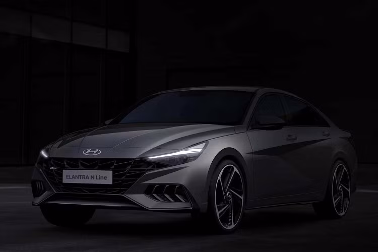 Tiến về hông Hyundai Elantra bản hiệu suất cao, người xem sẽ thấy bộ la-zăng hợp kim 18 inch mới cùng với khoảng sáng gầm xe thấp hơn nhờ thiết lập hệ thống treo cứng hơn. Trong khi đó, cánh gió bên của Hyundai Elantra N Line 2021 dường như nổi bật hơn so với Elantra tiêu chuẩn và ốp nắp gương có thiết kế tối màu hơn.