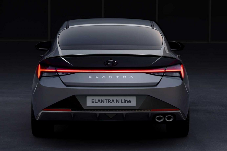 Ở phía sau, nâng cấp ngoại hình dễ nhận thấy nhất chính là hệ thống ống xả kép được tích hợp vào cản sau tái thiết kế. Cánh gió trên nắp cốp sau cũng là điểm khác biệt so với Hyundai Elantra 2021 tiêu chuẩn.