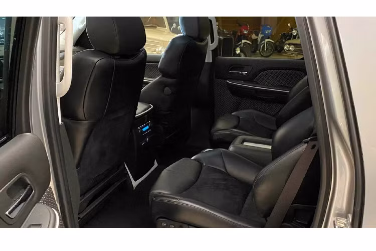 Bên cạnh đó, GM đã thực hiện một số thay đổi bên trong cabin như trang bị ghế thể thao từ thương hiệu Recaro.