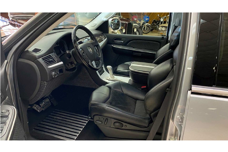 Chắc chắn chiếc Cadillac Escalade đặc biệt này mang hiệu suất ngoài 550 mã lực và mô-men xoắn cực đại hơn 700Nm. Xe sử dụng kết hợp với hộp số tự động 6 cấp (6AT) đi cùng với hệ dẫn động cầu sau (RWD).