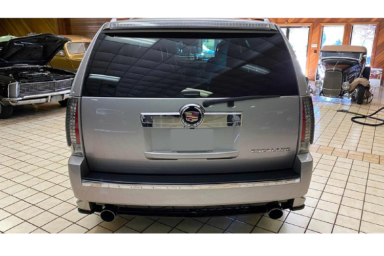 Chỉ có một vấn đề lớn ở chiếc Escalade này là người mua tại Mỹ không thể lái nó trên đường công cộng như những chiếc Escalade thông thường.