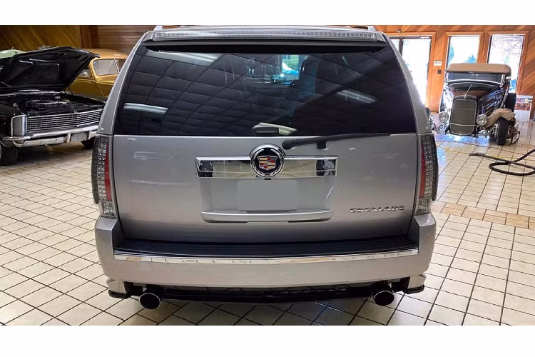 Chỉ có một vấn đề lớn ở chiếc Escalade này là người mua tại Mỹ không thể lái nó trên đường công cộng như những chiếc Escalade thông thường.