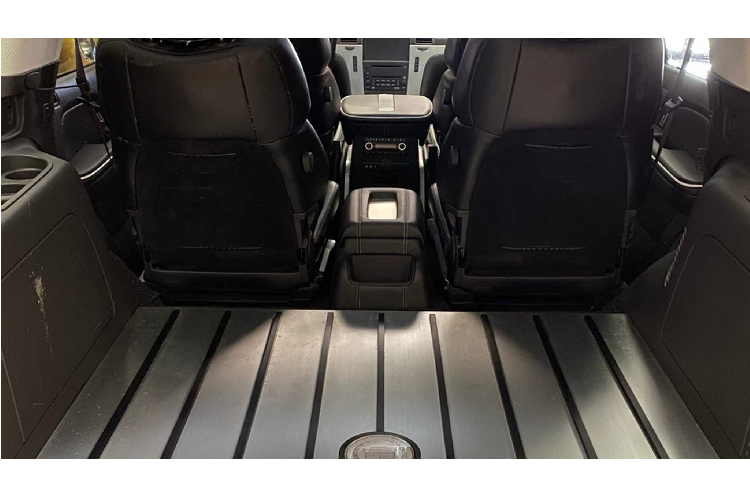 Hiệu suất của chiếc Escalade đặc biệt này ngang ngửa với mẫu Escalade độ bởi Hennessey vào năm 2014 có tên “Hennessey HPE550” mang công suất 557hp + 735Nm. Ngoài nắp ca-pô gân guốc hơi nhô cao để giấu động cơ V8 siêu nặp bên trong, kiểu dáng chiếc Escalade đặc biệt này rất nổi trội với “dàn chân” lắp bộ mâm kích thước lên đến 24 inch mạ crôm sáng bóng, đi kèm với phanh Brembo hiệu suất cao.