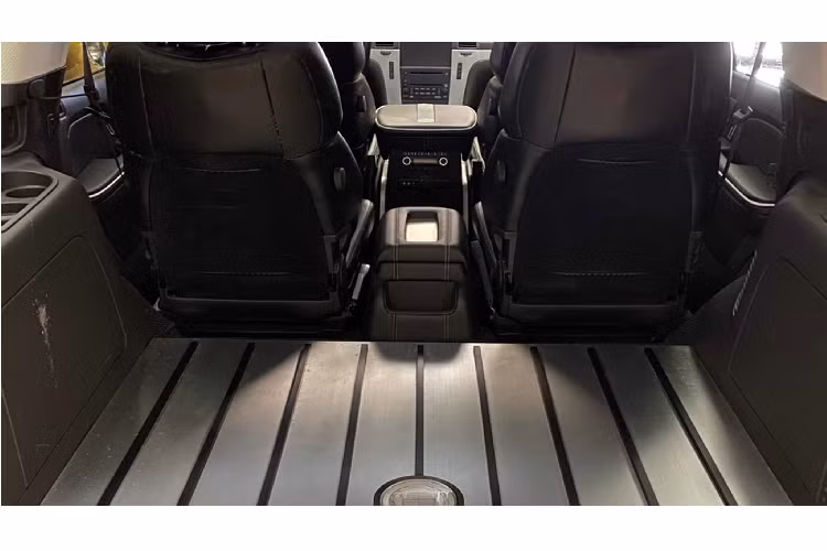 Hiệu suất của chiếc Escalade đặc biệt này ngang ngửa với mẫu Escalade độ bởi Hennessey vào năm 2014 có tên “Hennessey HPE550” mang công suất 557hp + 735Nm. Ngoài nắp ca-pô gân guốc hơi nhô cao để giấu động cơ V8 siêu nặp bên trong, kiểu dáng chiếc Escalade đặc biệt này rất nổi trội với “dàn chân” lắp bộ mâm kích thước lên đến 24 inch mạ crôm sáng bóng, đi kèm với phanh Brembo hiệu suất cao.