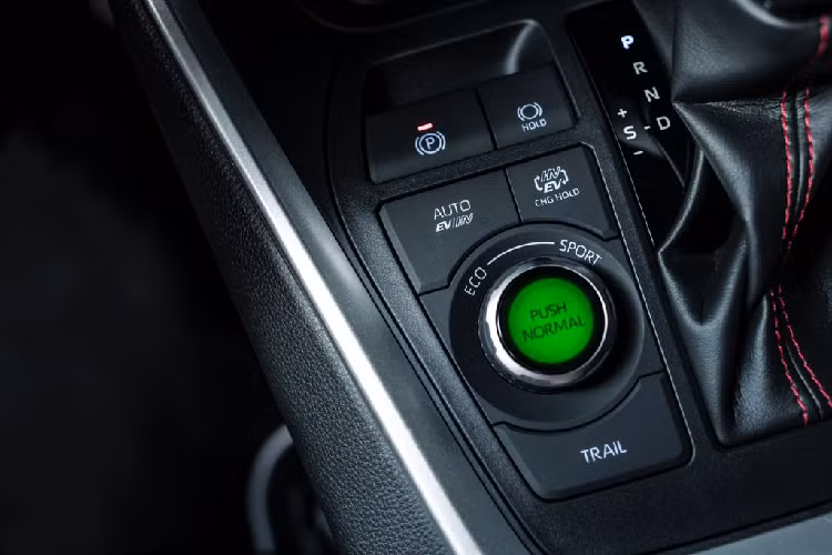 Để bù đắp thiếu sót đó, Toyota cung cấp cho RAV4 PHEV ổ cắm sạc 230 V/150 W, hệ thống thông tin giải trí mới nhất tích hợp Apple CarPlay/Android Auto, điểu khiển hệ thống điều hòa không khí từ xa và đèn cửa. Gói công nghệ an toàn Toyota Safety Sense là trang bị tiêu chuẩn cho RAV4 PHEV. Giá xe Toyota RAV4 Plug-in Hybrid 2021 mới hiện chưa được công bố chính thức.