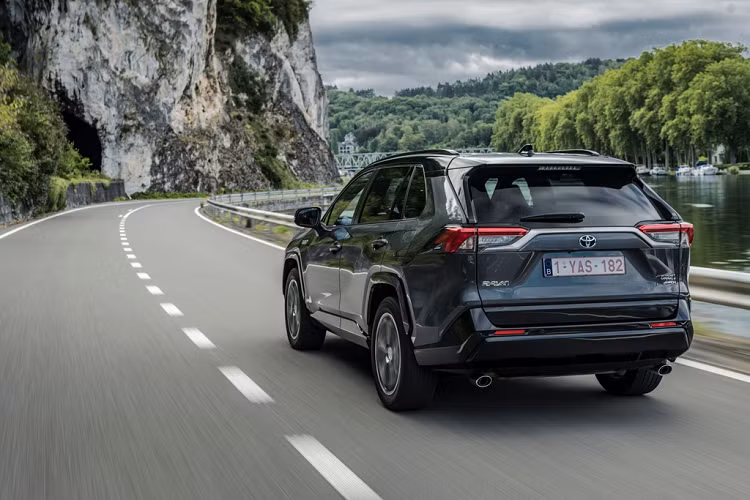 Không chỉ thân thiện với môi trường, RAV4 PHEV còn có quãng đường di chuyển ấn tượng - 75 km ở chế độ EV (chạy điện hoàn toàn). Ban đầu, Toyota dự kiến quãng đường di chuyển của chiếc SUV này chỉ khoảng 65 km.