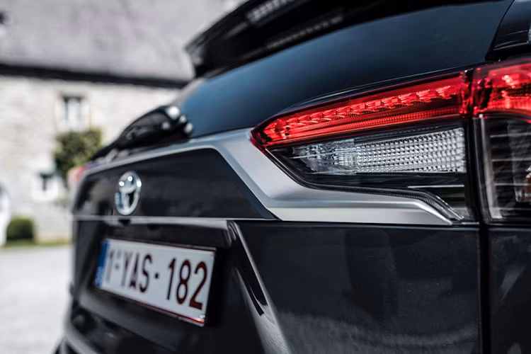 Khi chiếc SUV cần toàn bộ sức mạnh, động cơ xăng 4 xy-lanh 2.5L sẽ được kích hoạt. RAV4 PHEV có thể tăng tốc 0-100 km/h trong 6 giây nhờ hệ dẫn động 4 bánh thông minh (AWD-i).