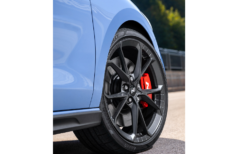 Động cơ này cũng có thể sản sinh ra công suất tối đa 276 mã lực tại tua máy 5.200 vòng/phút và 392 Nm mô-men xoắn trong dải tua máy từ 1.950 vòng/phút đến 4.600 vòng/phút khi được trang bị kèm gói nâng cấp Performance. Hyundai i30 N có khả năng tăng tốc lên 100 km/h từ vị trí đứng yên trong 5,9 giây, nhanh hơn 0,2 giây với i30 N trước đây.