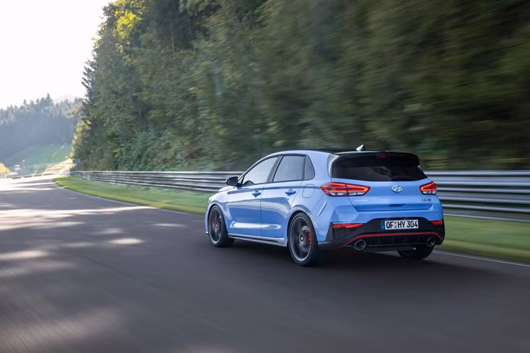 “Từ khi ra mắt vào năm 2017, thương hiệu Hyundai N đã nhận được nhiều đánh giá tuyệt vời cũng như các giải thưởng lớn… Với thiết kế mới, mâm xe, ghế ngồi mới và hộp số ly hợp kép ướt 8 cấp, Hyundai i30 N mới sẽ mang đến những trải nghiệm thể thao hơn bên cạnh sự tiện dụng hằng ngày”, phó giám đốc Hyundai, ông Thomas Schemera cho biết.