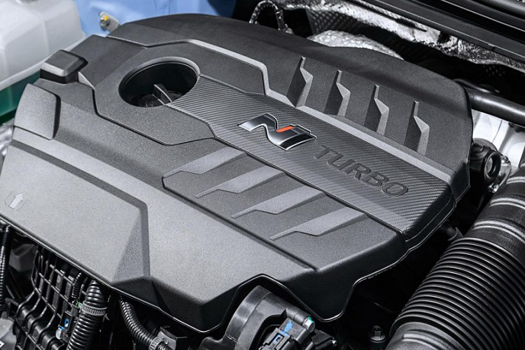 Về hiệu năng, Hyundai i30 N 2021 vẫn sẽ được trang bị khối động bốn xy-lanh tăng áp, dung tích 2.0 lít quen thuộc nhưng đã được tinh chỉnh để cho ra công suất cực đại ở mức 246 mã lực và mô-men xoắn tối đa 353 Nm khi được trang bị kèm hộp số sàn 6 cấp và hộp số ly hợp kép 8 cấp (tùy chọn không tốn tiền).