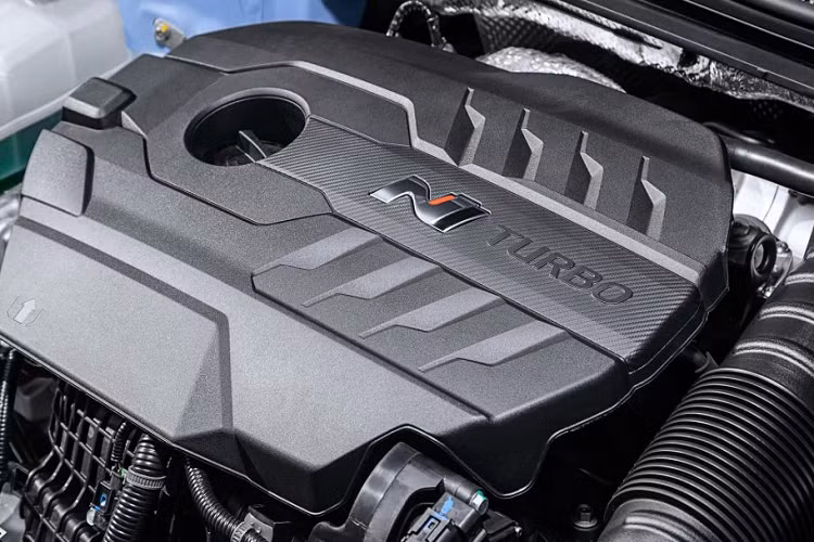 Về hiệu năng, Hyundai i30 N 2021 vẫn sẽ được trang bị khối động bốn xy-lanh tăng áp, dung tích 2.0 lít quen thuộc nhưng đã được tinh chỉnh để cho ra công suất cực đại ở mức 246 mã lực và mô-men xoắn tối đa 353 Nm khi được trang bị kèm hộp số sàn 6 cấp và hộp số ly hợp kép 8 cấp (tùy chọn không tốn tiền).