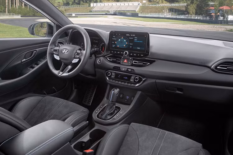 Với hộp số ly hợp kép mới, Hyundai i30 N sẽ có thêm ba tính năng thể thao gồm N Grin Shift, N Power Shift và N Track Sense Shift. Với N Grin Shift, mô-men xoắn của xe sẽ được tăng cường ở chế độ này khi ECB sẽ cho phép bộ tăng áp hoạt động ở áp suất cao hơn và tối ưu khả năng phản hồi của hộp số trong vòng 20 giây. N Power Shift sẽ hoạt động, tối ưu hóa hệ dẫn động khi cảm biến nhận được độ mở bướm ga hơn 90%. Với N Track Sense Shift, chức năng này sẽ tự động xác định điều kiện mặt đường để có thể cung cấp được thời gian sang số và chế độ lái phù hợp nhất.