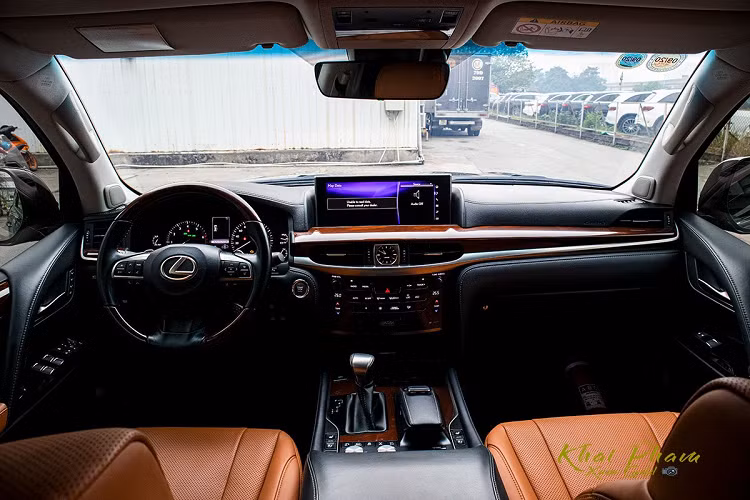 Lexus LX570 Super Sport 2020 có diện mạo thay đổi nhẹ so với những gì bản tiêu chuẩn đã thể hiện trước đó, nhưng nhìn chung xe vẫn đậm chất sang trọng. Lexus LX570 Super Sport vẫn duy trì lưới tản nhiệt con suốt nhưng không còn dạng nan ngang truyền thống mà thay vào đó là nan đan chéo được sơn đen cùng viền mạ crom kéo xuống tận cản trước giúp chiếc xe hầm hố hơn.