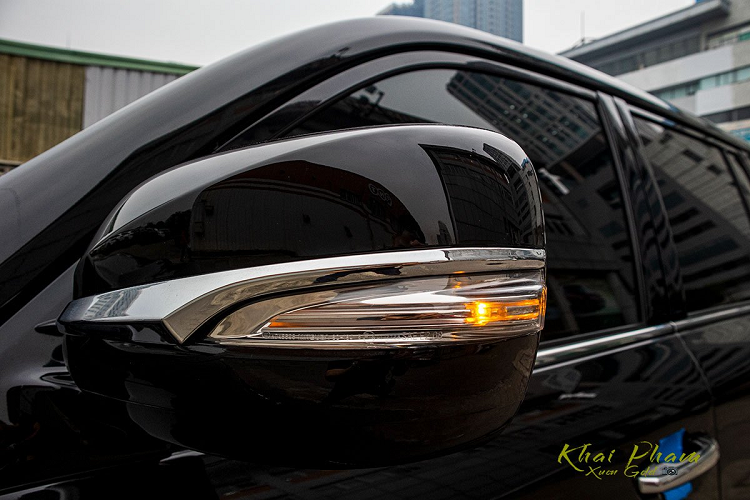 Bước sang phần đuôi, Lexus LX570 bản mới sẽ phân biệt bởi dòng chữ "Super Sport" được gắn ở vị trí trung tâm ngay dưới logo thương hiệu. Đối thủ của Mercedes-Benz GLS sử dụng cụm đèn hậu LED với hàng loạt bóng nhỏ được thiết kế bên trong mang đến cảm giác như dàn sao. Đây là một trong những tạo hình ấn tượng nhất trên Lexus LX570 Super Sport 2020. Ngoài ra, đuôi xe có cản sau cỡ lớn kết hợp cảm biến/camera lùi, đèn phanh LED trên cao...