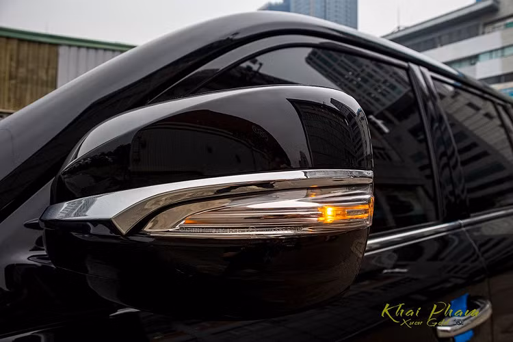 Bước sang phần đuôi, Lexus LX570 bản mới sẽ phân biệt bởi dòng chữ "Super Sport" được gắn ở vị trí trung tâm ngay dưới logo thương hiệu. Đối thủ của Mercedes-Benz GLS sử dụng cụm đèn hậu LED với hàng loạt bóng nhỏ được thiết kế bên trong mang đến cảm giác như dàn sao. Đây là một trong những tạo hình ấn tượng nhất trên Lexus LX570 Super Sport 2020. Ngoài ra, đuôi xe có cản sau cỡ lớn kết hợp cảm biến/camera lùi, đèn phanh LED trên cao...