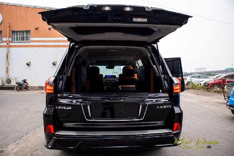 Lexus LX570 Super Sport có độ hoàn thiện cao nhờ các vật liệu cao cấp như ốp gỗ, da mềm, nhôm mang đến sự sang trọng cho khách hàng. Được biết, giá xe Lexus LX570 Super Sport 2020 khoảng gần 10 tỷ đồng, cao hơn bản tiêu chuẩn chính hãng gần 2 tỷ đồng. Xe được một đại lý tư nhân tại Hà Nội nhập về theo yêu cầu của khách hàng.