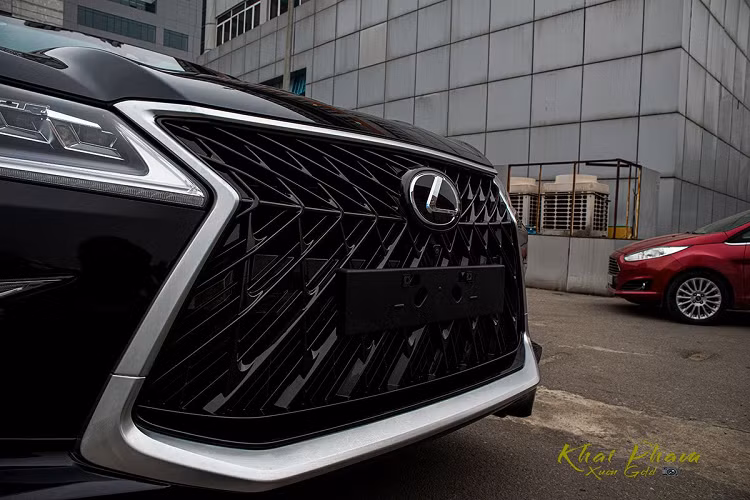 Phiên bản Lexus LX570 Super Sport 2020 sử dụng cụm đèn pha LED hoàn toàn với thiết kế xếp tầng 3 khoang kết hợp cùng dải LED hình móc câu ngược ấn tượng. Hệ thống đèn xe được tích hợp tính năng tự động bật/tắt, điều chỉnh theo góc đánh lái và rửa đèn áp lực cao.