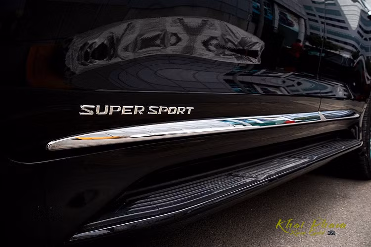 Lexus LX570 Super Sport bản nhập khẩu tư nhân vẫn duy trì phần cốp mở điện kiểu vỏ sò tương tự "người anh em" Toyota Land Cruiser. Mặc dù 7 chỗ nhưng khoang hành lý của LX570 vẫn tương đối rộng rãi. Sở dĩ Lexus LX570 có biệt danh là "Chuyên cơ mặt đất" là bởi vì xe sở hữu không gian dành cho những ông chủ với trải nghiệm tiện nghi sang trọng hàng đầu phân khúc SUV hạng sang cỡ lớn.