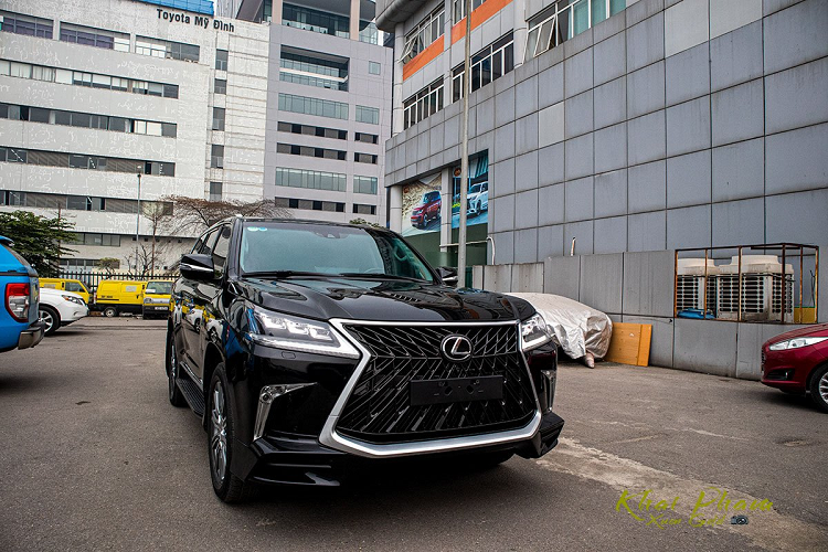 Không chỉ có lựa chọn bản tiêu chuẩn chính hãng mà khách hàng còn có thể chọn Lexus LX570 Super Sport 2020 mới phiên bản thể thao dưới dạng nhập khẩu tư nhân. Ở bản này, người dùng sẽ được trải nghiệm Lexus LX570 với diện mạo trẻ trung hơn nhưng tiện nghi xe vẫn hàng đầu phân khúc SUV hang sang cỡ lớn.