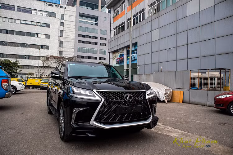Không chỉ có lựa chọn bản tiêu chuẩn chính hãng mà khách hàng còn có thể chọn Lexus LX570 Super Sport 2020 mới phiên bản thể thao dưới dạng nhập khẩu tư nhân. Ở bản này, người dùng sẽ được trải nghiệm Lexus LX570 với diện mạo trẻ trung hơn nhưng tiện nghi xe vẫn hàng đầu phân khúc SUV hang sang cỡ lớn.