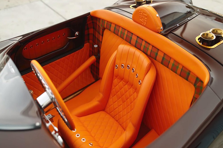 Đối với màu sắc, Sarkisyan nói rằng “chúng tôi đã tranh cãi về nó trong nhiều tháng. Anh ta muốn sơn nó màu trắng. Tôi lại muốn sơn nó màu nâu.” John nói rằng anh ấy đã được truyền cảm hứng bởi một chiếc Mercedes S-Class màu nâu mà thấy ở trên cao tốc nhưng quyết định sử dụng màu Mystic Brown giống ở xe Toyota và Lexus.